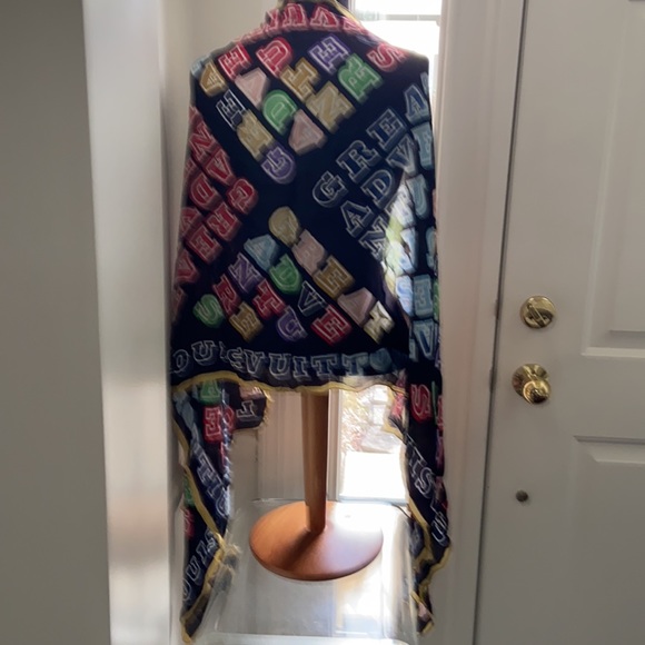 Louis Vuitton Silk Scarf/Wrap - Picture 14 of 16